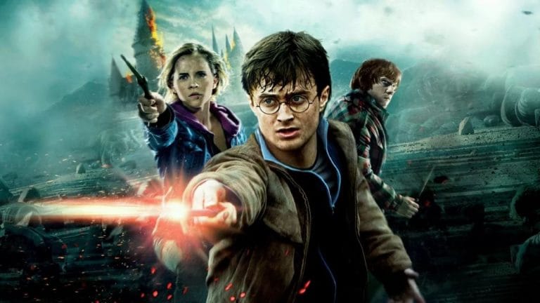 Os filmes de "Enigma do Príncipe" e "Relíquias da Morte" omitem e simplificam eventos cruciais dos livros, como o funeral de Dumbledore, a herança de Grimmauld Place e detalhes sobre Horcruxes. As adaptações alteram ainda duelos, fugas, encontros e relacionamentos entre personagens.