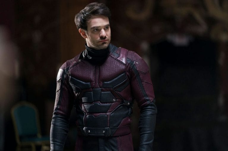 A série **Demolidor: Renascido** (*Daredevil: Born Again*), do MCU, estreia em março de 2025, com Charlie Cox e Vincent D’Onofrio reprisando seus papéis. A produção integra as temporadas da Netflix ao cânone do MCU e traz novos atores, além de Jon Bernthal como Justiceiro. Disponível no Disney+.