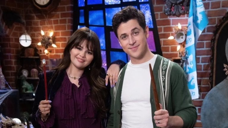 A estreia de *Os Feiticeiros Além de Waverly Place* no Brasil foi adiada para **20 de dezembro** no Disney+. A série, que já é sucesso nos EUA, reúne Selena Gomez e David Henrie, retomando a história 12 anos após a série original. Disponível também no Disney+, a produção original e o filme podem ser revistos pelos fãs.