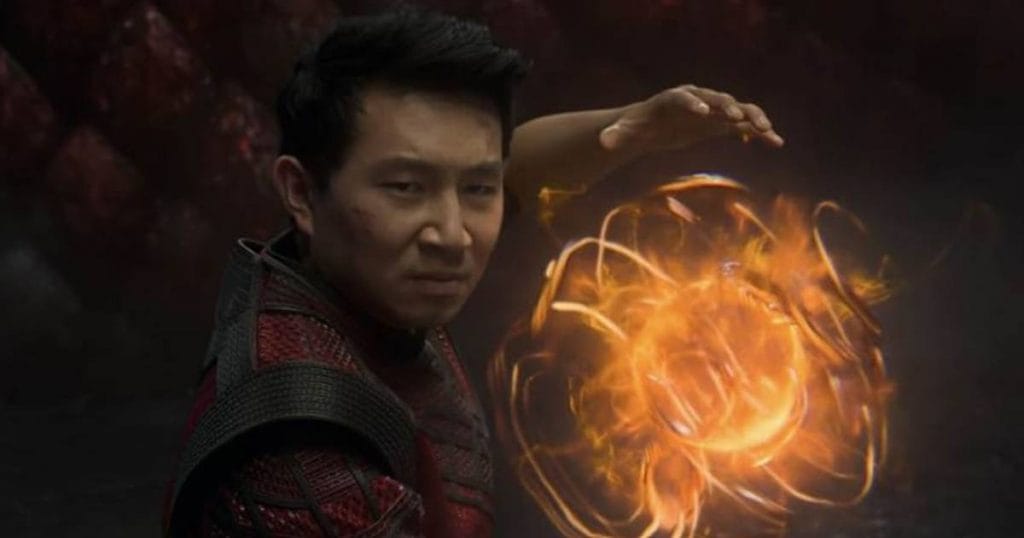Simu Liu confirmou seu retorno como Shang-Chi em "Vingadores: Doomsday", brincando sobre o sumiço do personagem. Robert Downey Jr. também estará no filme, como Doutor Destino. O MCU segue se expandindo com novos projetos, preparando os próximos grandes eventos. Fonte: Nebulosa Pop. (49 palavras)