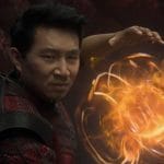 Simu Liu confirmou seu retorno como Shang-Chi em "Vingadores: Doomsday", brincando sobre o sumiço do personagem. Robert Downey Jr. também estará no filme, como Doutor Destino. O MCU segue se expandindo com novos projetos, preparando os próximos grandes eventos. Fonte: Nebulosa Pop. (49 palavras)
