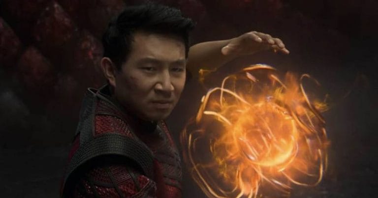 Simu Liu confirmou seu retorno como Shang-Chi em "Vingadores: Doomsday", brincando sobre o sumiço do personagem. Robert Downey Jr. também estará no filme, como Doutor Destino. O MCU segue se expandindo com novos projetos, preparando os próximos grandes eventos. Fonte: Nebulosa Pop. (49 palavras)