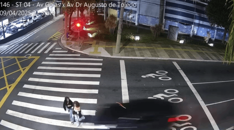 "Motorista preso por atropelar jovens alega sinal amarelo"