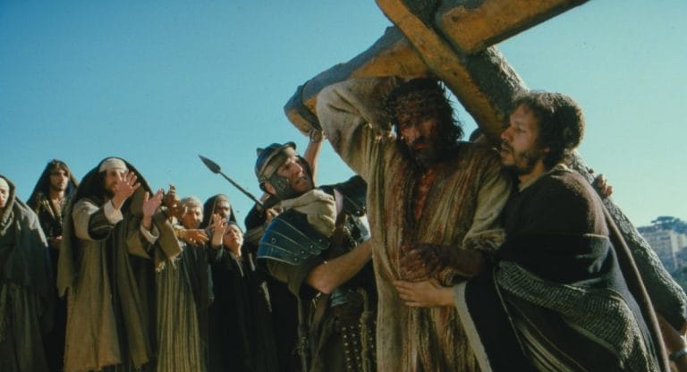 O cinema retrata Jesus Cristo em diversas produções, desde adaptações fiéis como *"Jesus de Nazaré"* e *"A Paixão de Cristo"* até abordagens inovadoras como *"A Última Tentação de Cristo"* e *"Risen"*. Clássicos e filmes modernos exploram sua vida, mensagem e impacto espiritual de formas variadas. (50 palavras)