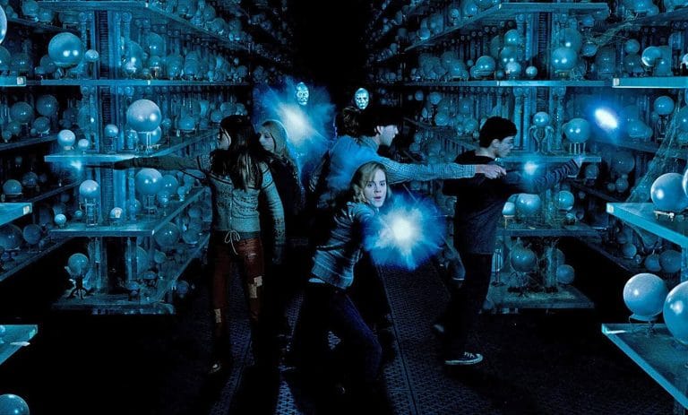 O artigo compara as adaptações de *Harry Potter e o Cálice de Fogo* e *Ordem da Fênix* com os livros, destacando mudanças narrativas e de personagens que afetaram os fãs. Também menciona análises anteriores dos três primeiros filmes e promete futuras comparações dos últimos livros. (49 palavras)