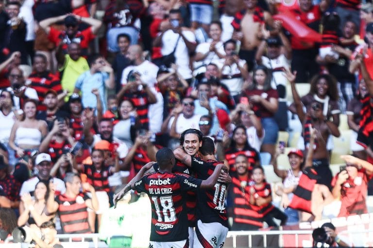 "Flamengo goleia Corinthians por 4 a 0 no Brasileirão"