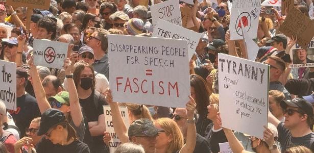"Manifestantes em NY protestam contra políticas de Trump"
