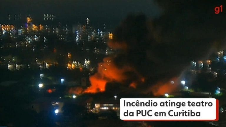 Incêndio atinge PUC-PR em Curitiba; bombeiros atuam no local