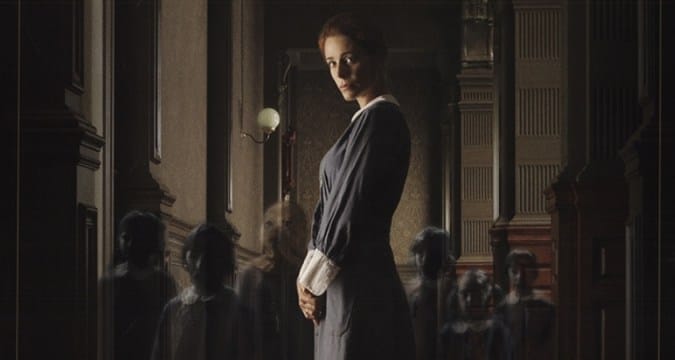 O artigo lista 10 filmes de terror sobre lugares assombrados, como casarões e conventos. Destaques incluem "A Conjuração", "A Freira", "Invocação do Mal", "Os Outros", "Atividade Paranormal" e "O Orfanato", disponíveis em plataformas como Max, Apple TV+ e Prime Video. Fonte: Nebulosa Pop.
