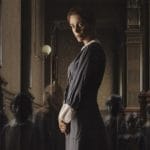 **Resumo:** Filmes de terror como *"A Conjuração"*, *"A Freira"*, *"Invocação do Mal"*, *"Os Outros"*, *"Atividade Paranormal"* e *"O Orfanato"* exploram locais assombrados, como casarões e conventos, com histórias sobrenaturais e sustos intensos. Disponíveis em plataformas como Max, Apple TV+ e Prime Video. (50 palavras)