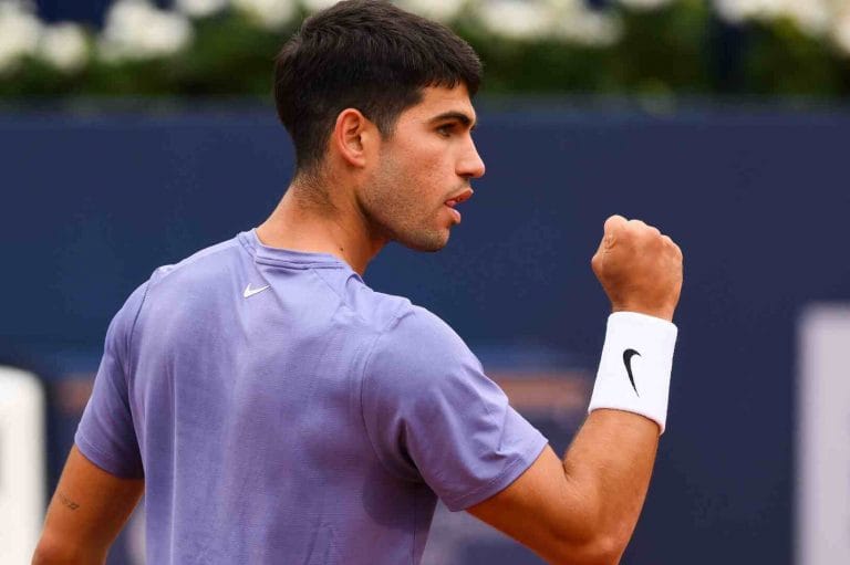 Alcaraz vence Quinn em estreia tensa em Barcelona