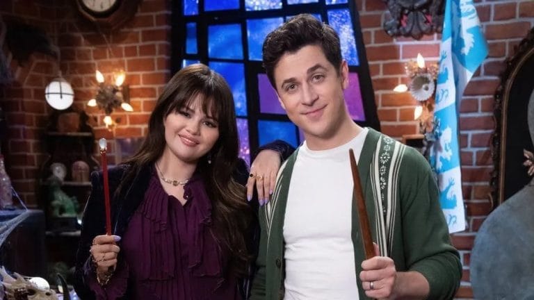 A estreia da série *"Os Feiticeiros Além de Waverly Place"* no Brasil foi adiada para **20 de dezembro** no Disney+. A continuação acompanha Alex e Justin Russo 12 anos depois. Nos EUA, a série já é um sucesso, com **3,2 milhões de visualizações** em 12 dias. Fãs podem rever a série original enquanto aguardam.