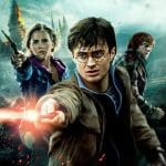 O artigo compara as adaptações cinematográficas de "O Enigma do Príncipe" e "Relíquias da Morte" com os livros, destacando mudanças na narrativa e desenvolvimento dos personagens. Faz parte de uma série que analisa discrepâncias em outros filmes da saga, incentivando os fãs a revisitar análises anteriores. (49 palavras)