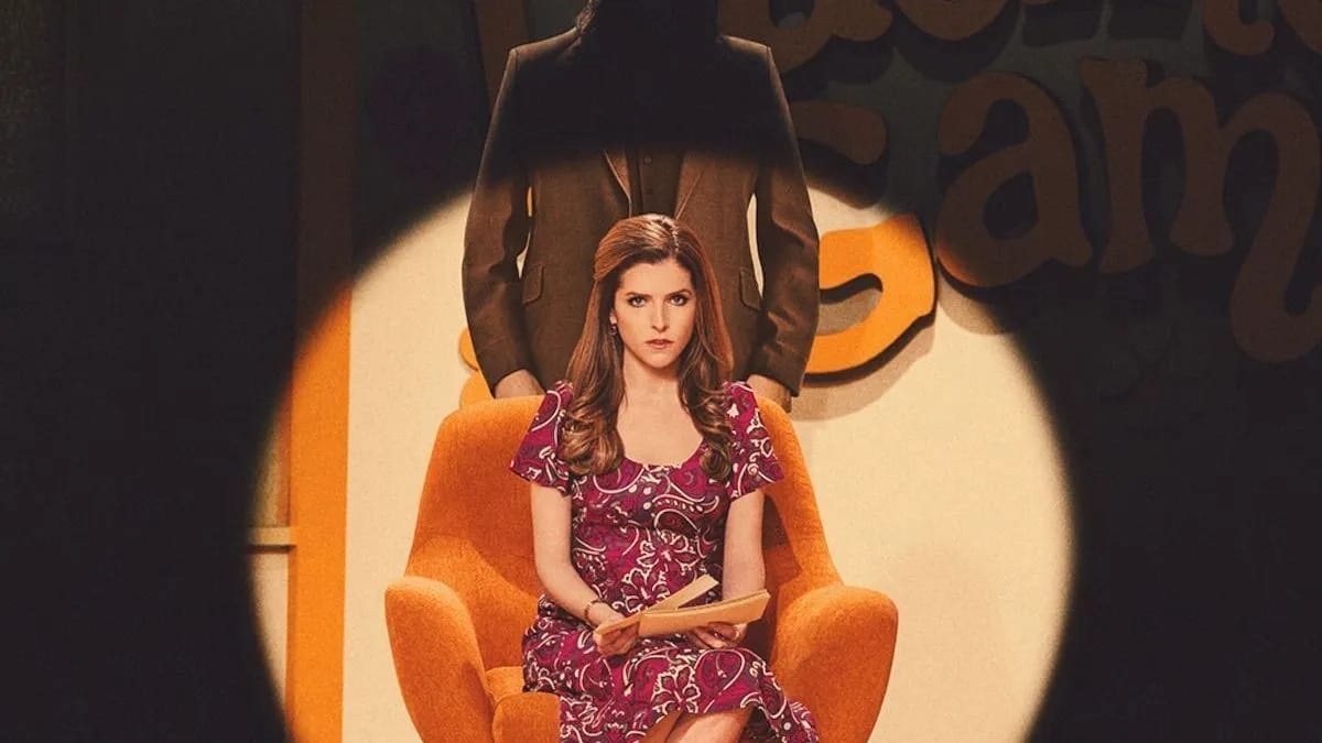 **Resumo:** Anna Kendrick estreia como diretora em *A Garota da Vez*, thriller sobre o serial killer Rodney Alcala, que participou de um programa de namoro nos anos 70. Com narrativa não linear, o filme explora aparências enganosas e moralidade, recebendo elogios por suspense e estética vintage. Lançamento global pela Netflix, exceto no Brasil. (49 palavras)