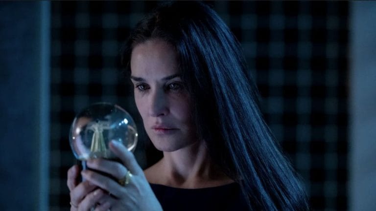 Demi Moore estrela o thriller psicológico *"A Substância"*, interpretando uma celebridade em declínio que usa uma droga ilegal para criar uma versão jovem de si mesma (Margaret Qualley). O filme critica a obsessão pela juventude e a pressão da fama, marcando um retorno impactante da atriz. (50 palavras)