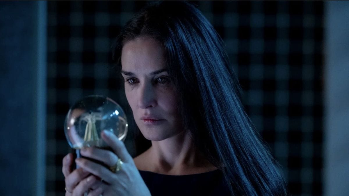 Demi Moore estrela o thriller psicológico *"A Substância"*, interpretando uma celebridade em declínio que usa uma droga ilegal para criar uma versão jovem de si mesma (Margaret Qualley). O filme critica a obsessão pela juventude e a pressão da fama, marcando um retorno impactante da atriz. (50 palavras)