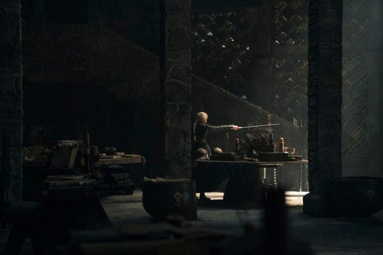 O episódio 6 de *A Casa do Dragão* intensifica as disputas políticas: Rhaenyra ganha apoio em King’s Landing, enquanto Aemond consolida poder. Daemon enfrenta conflitos em Harrenhal, e a morte de Ser Steffon destaca os riscos da guerra. O cenário se prepara para confrontos épicos, com tramas políticas e pessoais em alta tensão. (50 palavras)