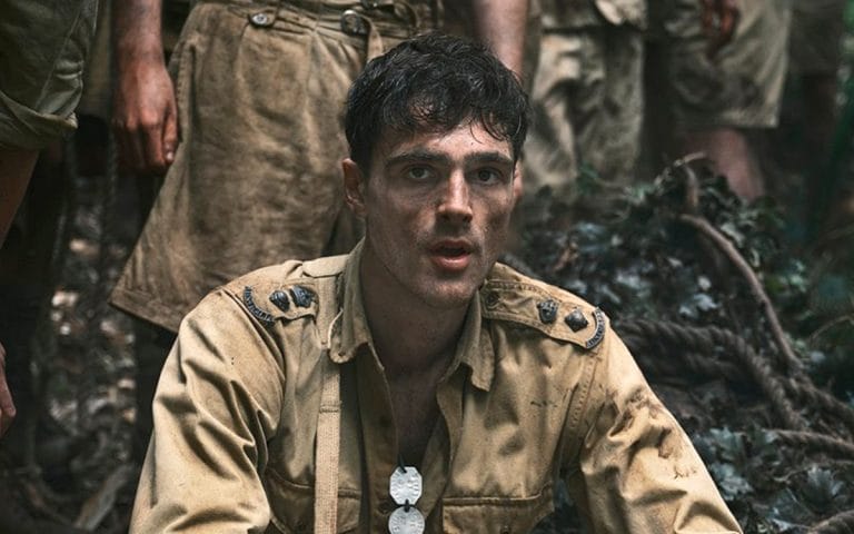 Jacob Elordi estrela *The Narrow Road to the Deep North*, minissérie do Prime Video baseada no romance de Richard Flanagan. Ele vive um cirurgião em um campo de prisioneiros na Segunda Guerra, relembrando um amor proibido. A produção, dirigida por Justin Kurzel, mistura guerra, dilemas morais e emoção. (50 palavras)