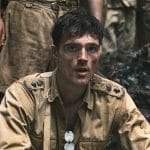 Jacob Elordi estrela a minissérie *The Narrow Road to the Deep North* no Prime Video, adaptada do romance de Richard Flanagan. A trama acompanha um cirurgião em um campo de prisioneiros na Segunda Guerra, enquanto revive um amor proibido. Estreia em 18 de abril. (50 palavras)