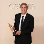**Resumo:** Em 2025, o Brasil venceu seu primeiro Oscar de **Melhor Filme Estrangeiro** com **"Ainda Estou Aqui"**, de Walter Salles. Destaques incluem Mikey Madison como **Melhor Atriz** e **"Anora"** como grande vencedor (5 prêmios). A cerimônia valorizou produções internacionais. (50 palavras)