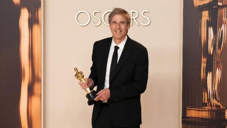 **Resumo:** Em 2025, o Brasil venceu seu primeiro Oscar de **Melhor Filme Estrangeiro** com **"Ainda Estou Aqui"**, de Walter Salles. Destaques incluem Mikey Madison como **Melhor Atriz** e **"Anora"** como grande vencedor (5 prêmios). A cerimônia valorizou produções internacionais. (50 palavras)