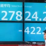 Bolsas globais caíram após Trump anunciar tarifas sobre mais de cem países, com alíquotas variáveis. Petróleo e dólar despencaram, enquanto o Ibovespa surpreendeu subindo. Economistas alertam para risco de inflação e desaceleração global. A UE criticou as medidas, mas mantém diálogo para evitar escalada.