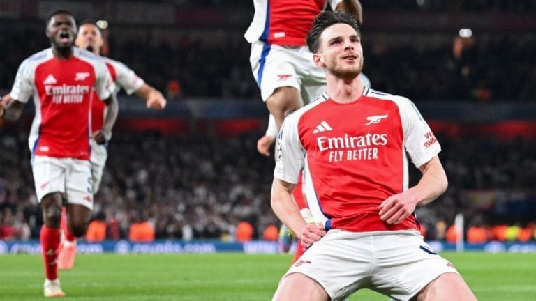 Arsenal venceu o Real Madrid por 3 a 0 na Champions League, com dois gols de falta de Declan Rice e um de Mikel Merino. Mbappé se destacou no Real, mas brasileiros falharam. O jogo da volta será no Bernabéu, com o Arsenal em vantagem.