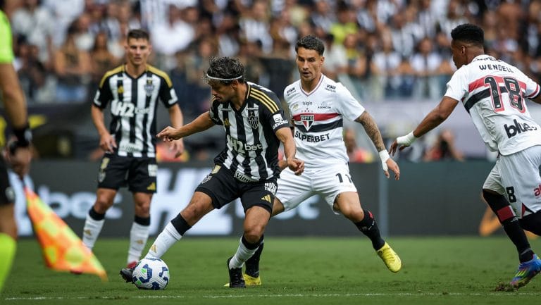 Atlético-MG e São Paulo empataram sem gols no Brasileirão, com destaque para o goleiro Rafael, que fez defesas decisivas. O jogo teve lances intensos, expulsões e chances claras, mas o placar não se moveu. O resultado mantém ambos em busca da primeira vitória no campeonato.