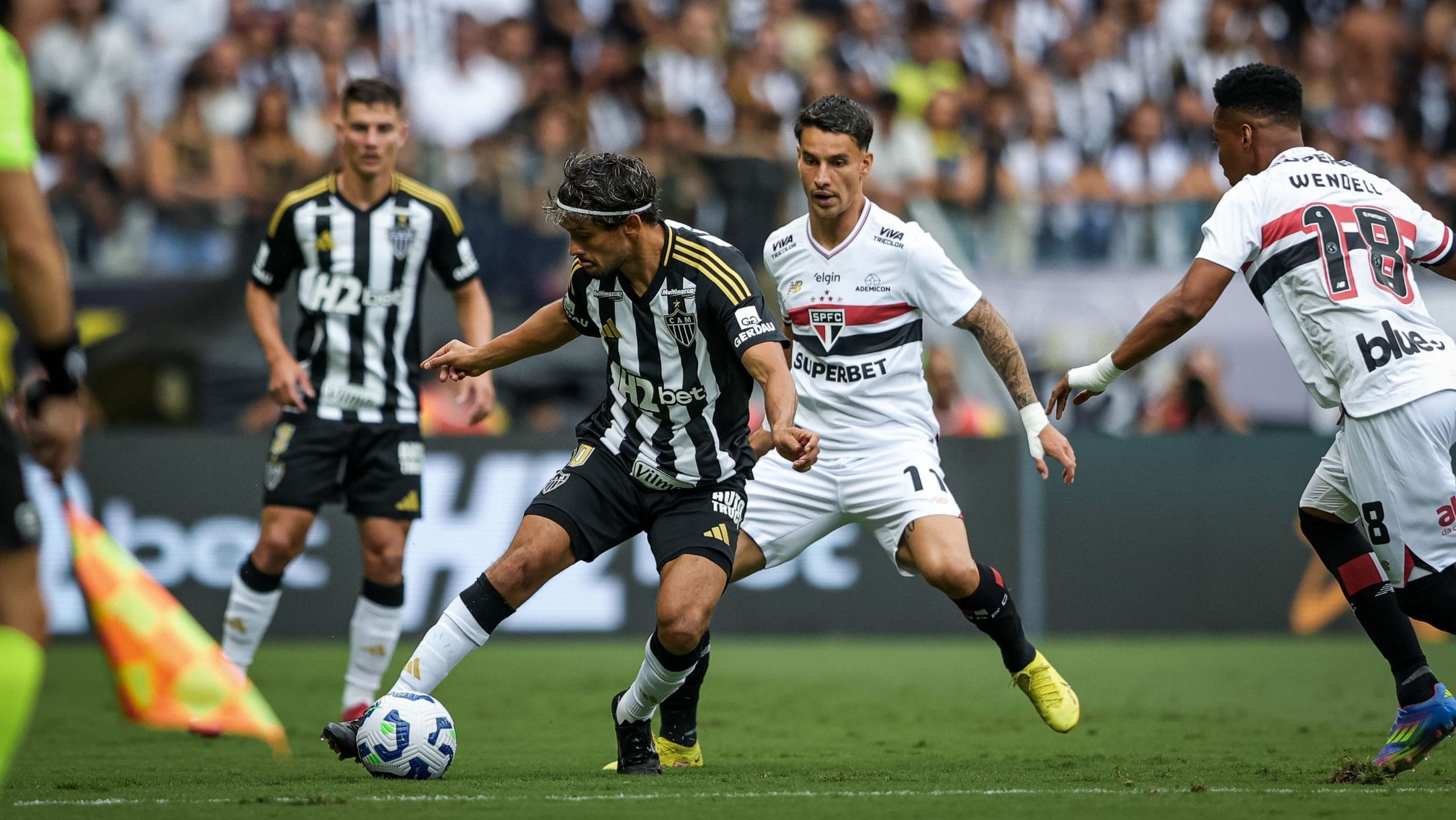 Atlético-MG e São Paulo empataram sem gols no Brasileirão, com destaque para o goleiro Rafael, que fez defesas decisivas. O jogo teve lances intensos, expulsões e chances claras, mas o placar não se moveu. O resultado mantém ambos em busca da primeira vitória no campeonato.