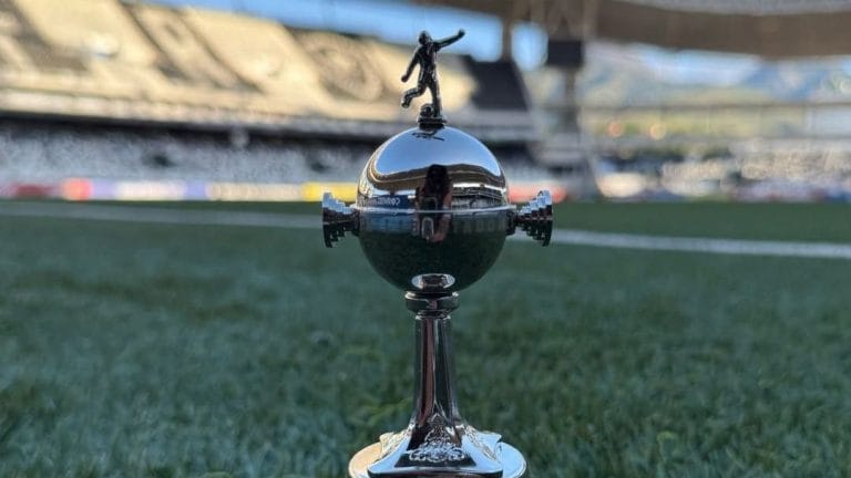 Botafogo empatou em 0 a 0 com o Carabobo na Libertadores, dominando a posse de bola, mas sem eficiência ofensiva. O resultado deixa o time em situação complicada no grupo. Destaque para John no gol e Artur na movimentação. O Glorioso busca reação nos próximos jogos.