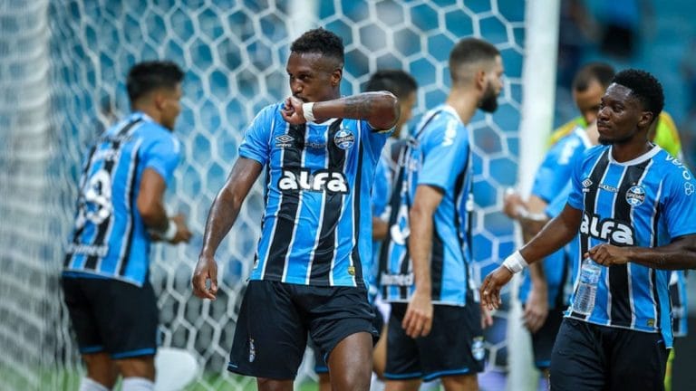 Ceará e Grêmio se enfrentam no sábado (5), às 18h30, na Arena Castelão, pela Série A 2025. O Ceará busca sua primeira vitória, enquanto o Grêmio tenta consolidar a campanha. Transmissão ao vivo pelo Premiere e cobertura em tempo real no ge e GZH. Jogo promete ser equilibrado.