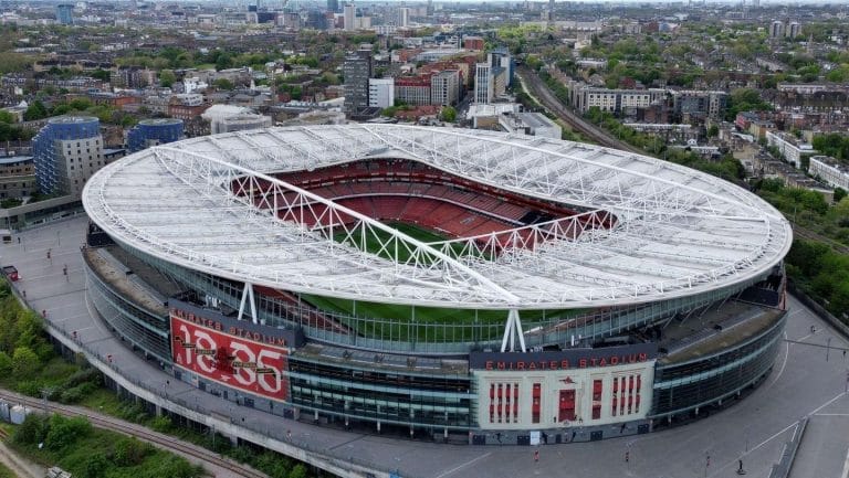 Arsenal e Real Madrid se enfrentam nas quartas da Champions em 8/04, no Emirates Stadium, às 16h (Brasília). Transmissão no SBT, TNT, Max e CNN Esportes. Arsenal chegou com goleada sobre o PSV, enquanto o Madrid avançou nos pênaltis após empate com o Atlético. Volta será em 16/04 no Bernabéu.