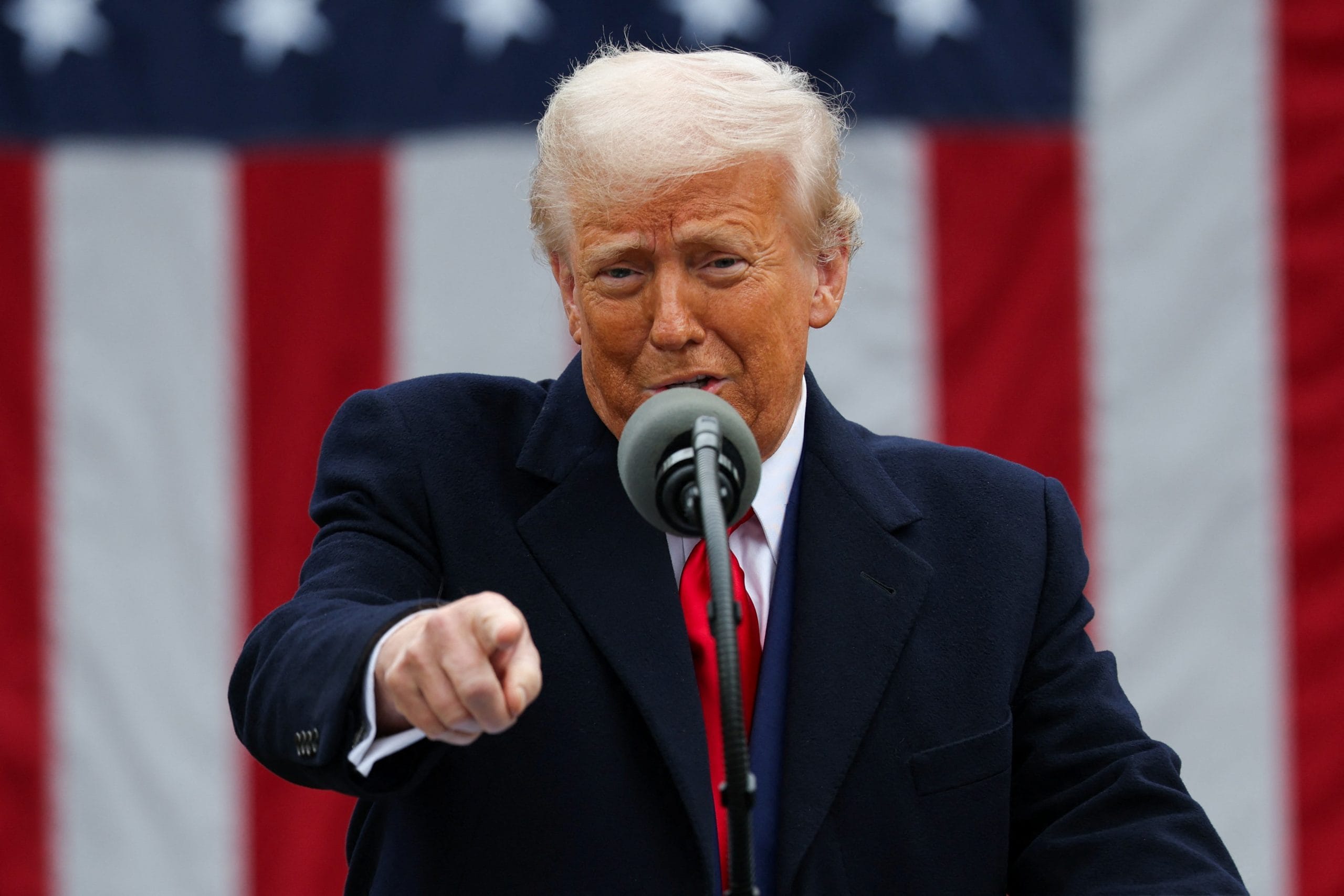 Trump criticou a China por retaliar às tarifas dos EUA, chamando de erro estratégico. Ambos impuseram tarifas recíprocas, afetando produtos chineses e minerais raros. Mercados globais caíram, com risco de inflação e recessão. Analistas alertam para impactos na cadeia produtiva e comércio mundial.