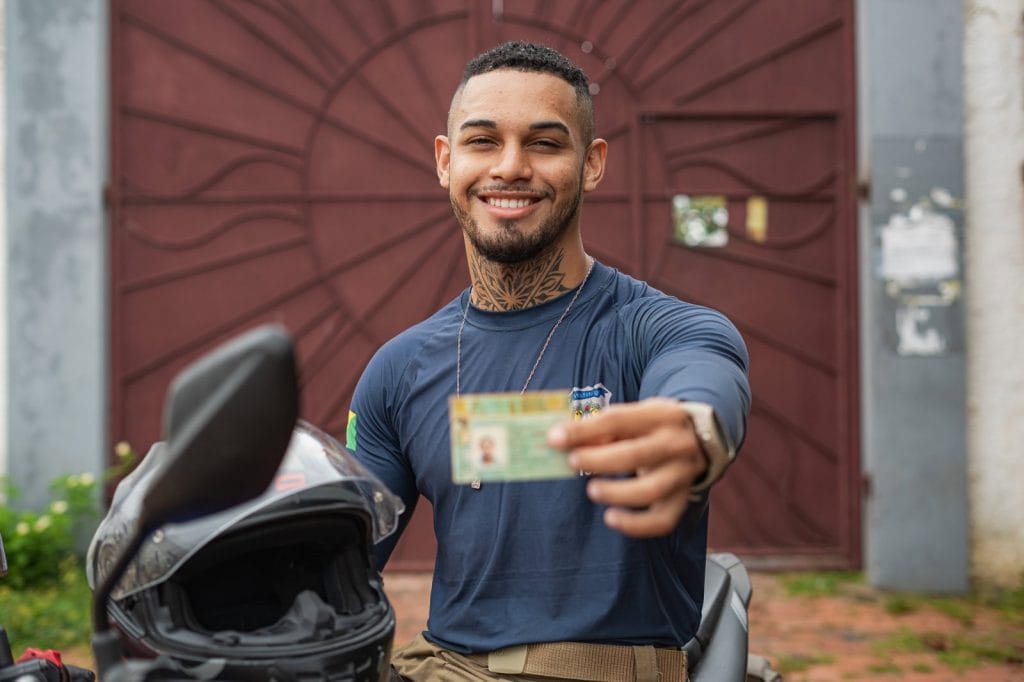 O Detran/AC oferece 5 mil vagas gratuitas no Programa CNH Social 2025 para primeira habilitação ou mudança de categoria, destinado a pessoas de baixa renda cadastradas no CadÚnico. Inscrições online até 7 de maio. O programa cobre todos os custos, incluindo cursos e exames.