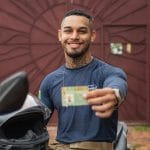 O Detran/AC oferece 5 mil vagas gratuitas no Programa CNH Social 2025 para primeira habilitação ou mudança de categoria, destinado a pessoas de baixa renda cadastradas no CadÚnico. Inscrições online até 7 de maio. O programa cobre todos os custos, incluindo cursos e exames.