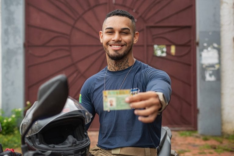 O Detran/AC oferece 5 mil vagas gratuitas no Programa CNH Social 2025 para primeira habilitação ou mudança de categoria, destinado a pessoas de baixa renda cadastradas no CadÚnico. Inscrições online até 7 de maio. O programa cobre todos os custos, incluindo cursos e exames.