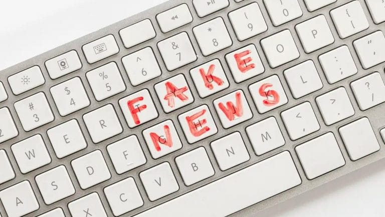 No Dia do Jornalista, especialistas destacam estratégias para combater fake news, como apuração rigorosa, adaptação de formatos e distribuição inteligente. A alfabetização midiática e a credibilidade são essenciais para enfrentar a desinformação. A data homenageia Líbero Badaró e reforça o papel do jornalismo na democracia.