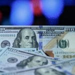 O dólar caiu para R$ 5,59, influenciado por tarifas de Trump e expectativa de corte de juros nos EUA. O Ibovespa subiu, atraindo investidores estrangeiros, enquanto commodities caíram. Especialistas alertam para riscos em setores exportadores, apesar do fluxo de capital para o Brasil.
