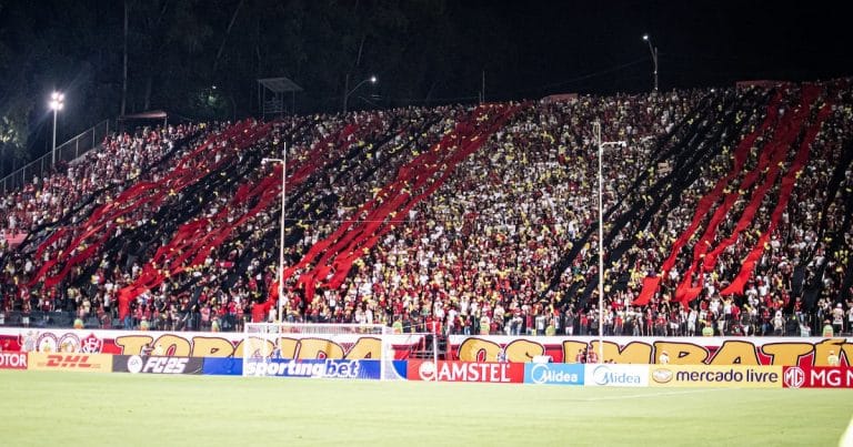 Vitória e Flamengo duelaram intensamente na 2ª rodada do Brasileirão 2025 no Barradão. O Flamengo pressionou, mas o Vitória defendeu bem, com chances para ambos. Jogo equilibrado, com destaque para as escalações fortes e lances emocionantes. Transmitido ao vivo, a partida manteve a expectativa alta.