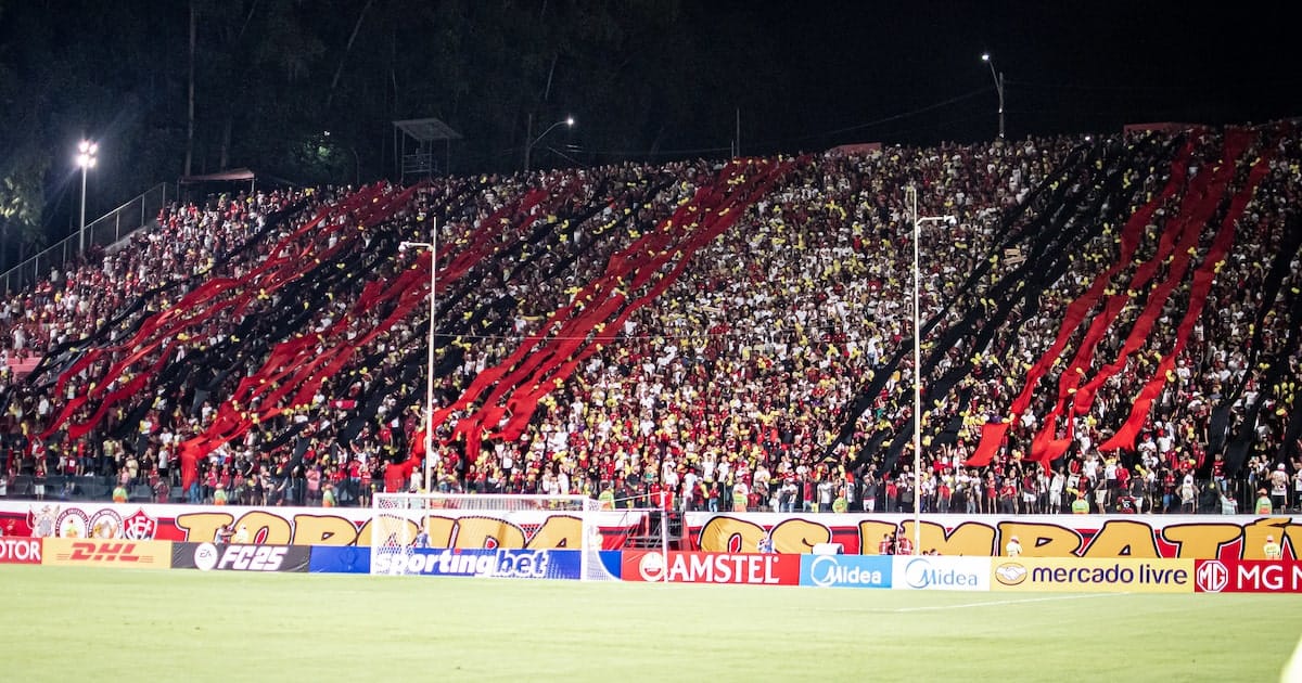 Vitória e Flamengo duelaram intensamente na 2ª rodada do Brasileirão 2025 no Barradão. O Flamengo pressionou, mas o Vitória defendeu bem, com chances para ambos. Jogo equilibrado, com destaque para as escalações fortes e lances emocionantes. Transmitido ao vivo, a partida manteve a expectativa alta.