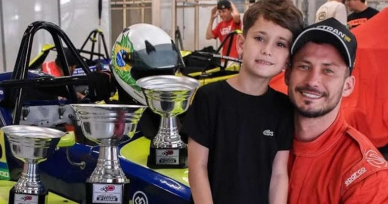 Eduardo Imamura, piloto de Fórmula 1600, morreu aos 35 anos em um acidente na BR-153 em Marília. Seu filho de 7 anos, Bento, faleceu três dias depois. A esposa sobreviveu com ferimentos leves. O acidente, registrado em vídeo, envolveu uma colisão frontal com um caminhão.