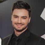 Felipe Neto anunciou pré-candidatura à Presidência em 2026, destacando seu domínio das redes sociais e lançando a plataforma "Nova Fala". Promete uma campanha inovadora, sem ideologias, apesar de ter apoiado Lula em 2022. Sua entrada pode redefinir estratégias eleitorais no Brasil.