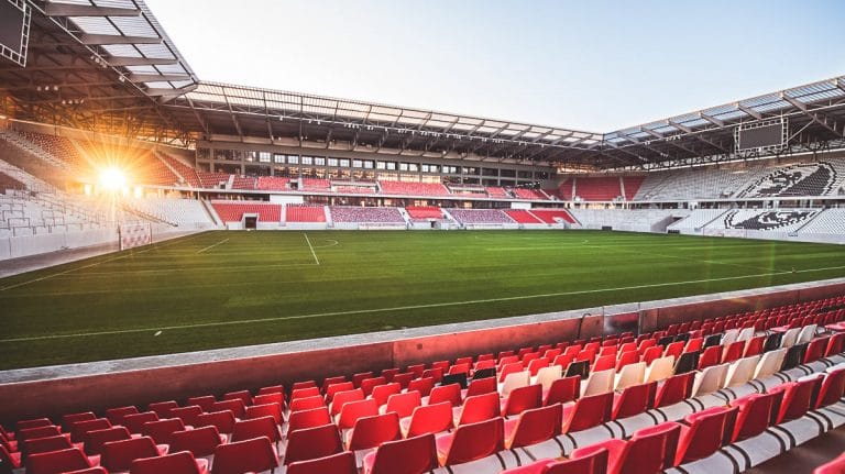 Dortmund enfrenta Freiburg no Alemão, buscando recuperação após fase irregular. Jogo ocorre sábado, às 10h30 (Brasília), no Europa-Park, com transmissão pelo SporTV e Goat. Times têm desfalques importantes; Freiburg sem vitórias há quatro jogos, Dortmund busca pontos para torneios europeus. Beier é esperança do Dortmund.