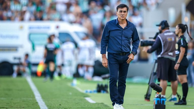 Grêmio e Atlético Grau se enfrentam na Sul-Americana, com escalações divulgadas. O Grêmio, favorito, busca segunda vitória com mudanças na defesa, enquanto o Atlético Grau tenta surpreender. Jogo ocorre às 19h, transmitido pela Conmebol TV, com expectativa de confronto intenso e possíveis surpresas.