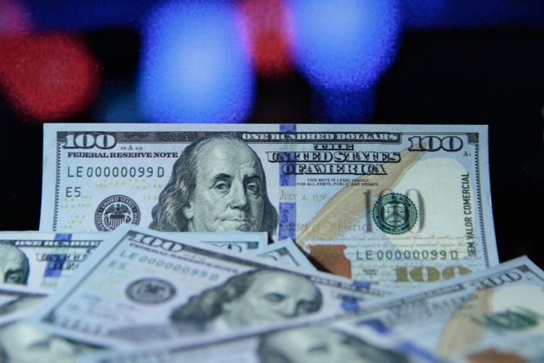O dólar comercial subiu para R$ 5,93, e o Ibovespa caiu 2,3%, refletindo tensões globais, como possíveis tarifas EUA-China e incertezas monetárias. O real está entre as moedas mais desvalorizadas, pressionado por fragilidades domésticas e externas, aumentando a aversão ao risco nos mercados emergentes.
