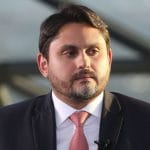 A PGR denunciou o ministro Juscelino Filho por desvio de emendas parlamentares quando era deputado, direcionando recursos para cidade administrada por sua irmã e recebendo propina. O caso, no STF, pode levar ao seu afastamento. É a primeira denúncia contra um ministro do governo Lula.