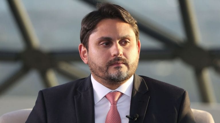 A PGR denunciou o ministro Juscelino Filho por desvio de emendas parlamentares quando era deputado, direcionando recursos para cidade administrada por sua irmã e recebendo propina. O caso, no STF, pode levar ao seu afastamento. É a primeira denúncia contra um ministro do governo Lula.