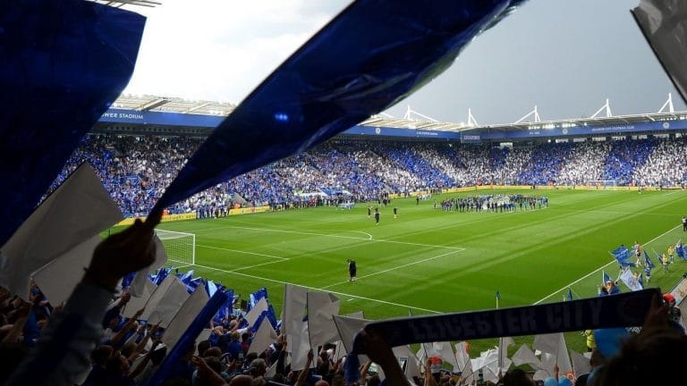 Leicester e Newcastle se enfrentam na 31ª rodada da Premier League nesta segunda (7), às 16h (horário de Brasília), no King Power Stadium. O Newcastle busca vaga em competições europeias, enquanto o Leicester tenta escapar do rebaixamento. Transmissão ao vivo pela ESPN e Disney+. Jogo crucial para ambos.