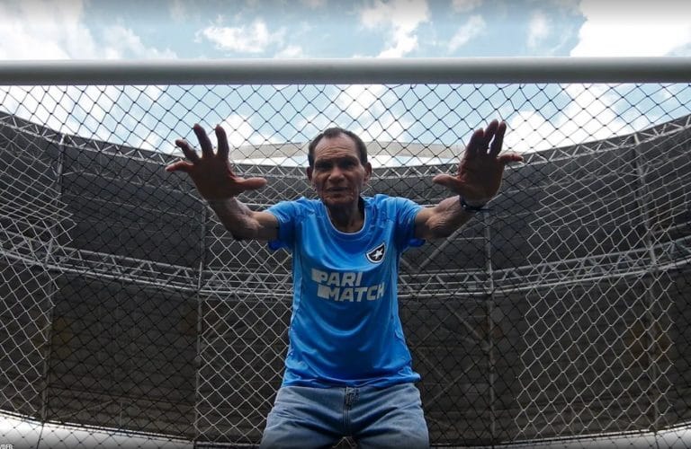 Manga, ex-goleiro do Botafogo, Inter e seleção brasileira, morreu aos 87 anos no Rio, vítima de câncer de próstata. Ídolo dos anos 1960 e 1970, destacou-se por jogar sem luvas e conquistou títulos importantes. Deixa um legado marcante no futebol.