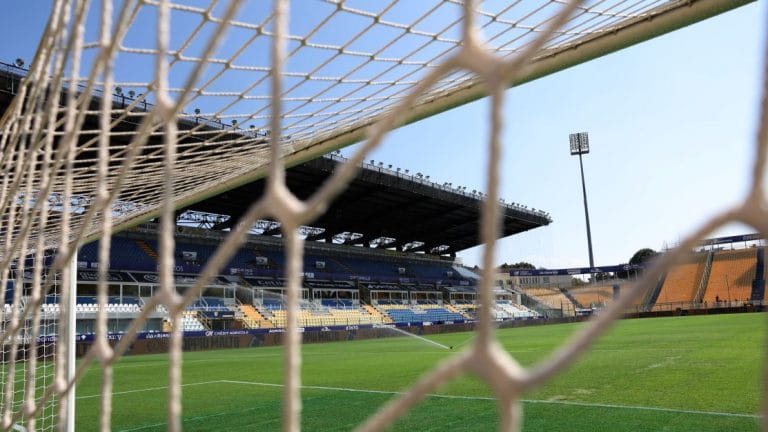 Parma enfrenta Inter de Milão neste sábado (5), às 13h (horário de Brasília), no estádio Ennio Tardini, pela 31ª rodada da Serie A. A Inter, líder com 67 pontos, busca consolidar sua posição, enquanto o Parma, na 16ª posição, luta para escapar do rebaixamento. Transmissão ao vivo pela Disney+.